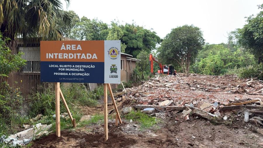 Prefeitura de Lajeado inicia demolição de casas em áreas de arraste após enchentes