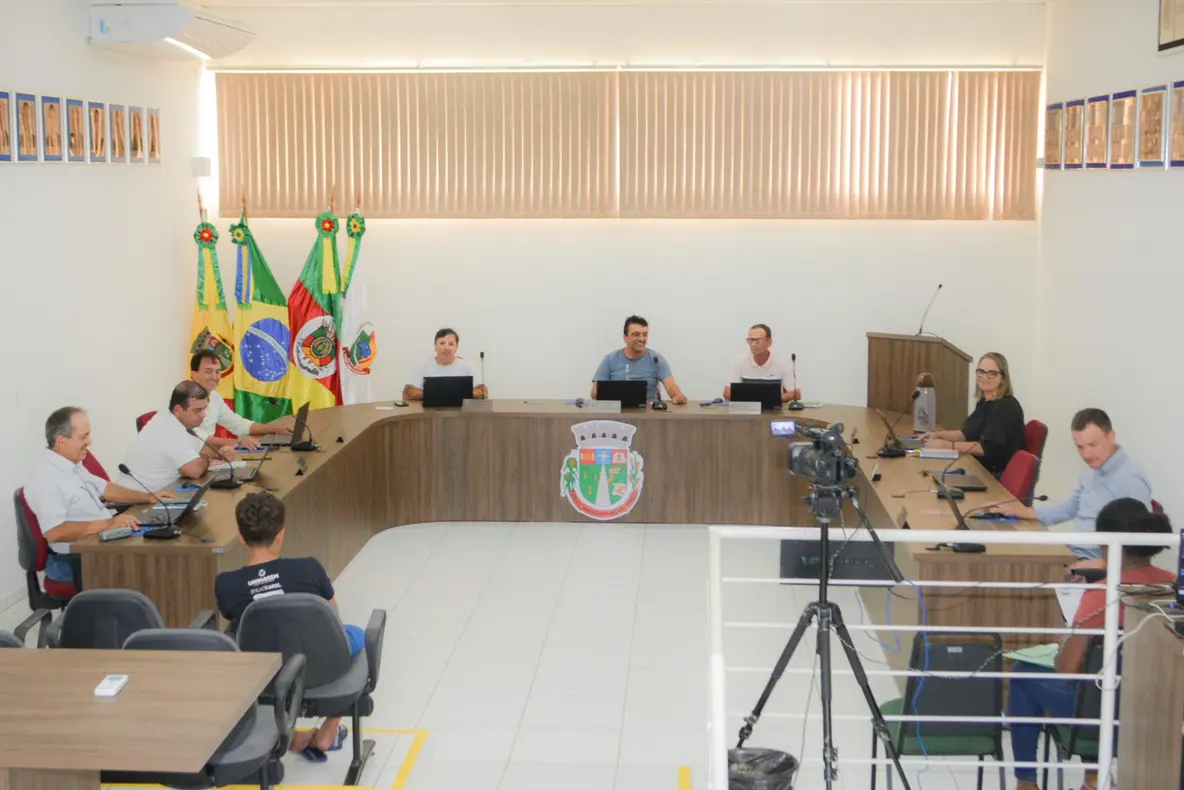 Câmara de Vereadores de Fazenda Vilanova aprova projetos de habitação e valorização do magistério em sessão ordinária