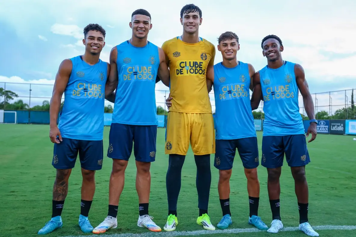 Grêmio promove cinco jogadores da base ao time principal