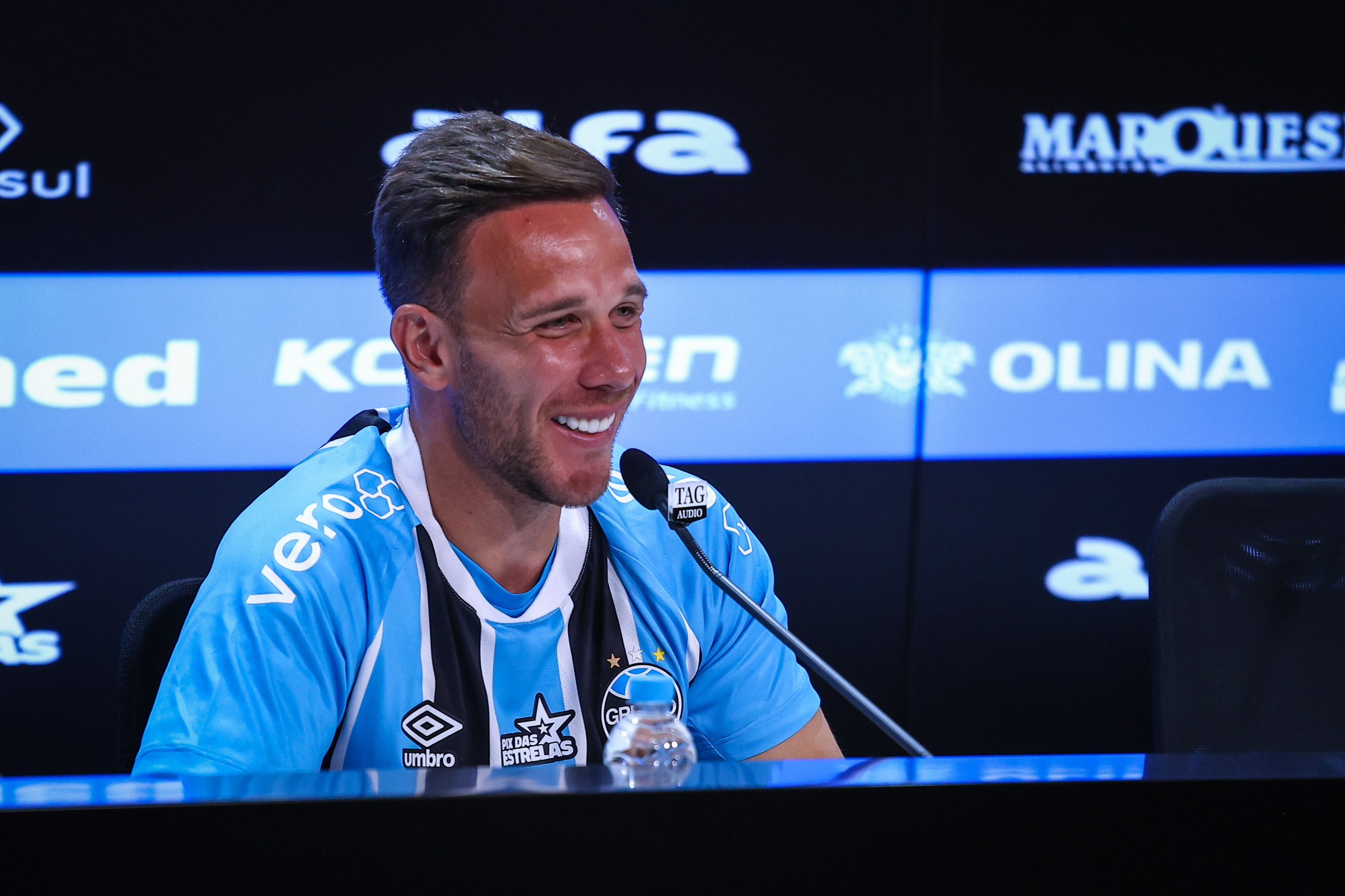 Grêmio abre negociações para renovar com titulares e prioriza permanência de Arthur