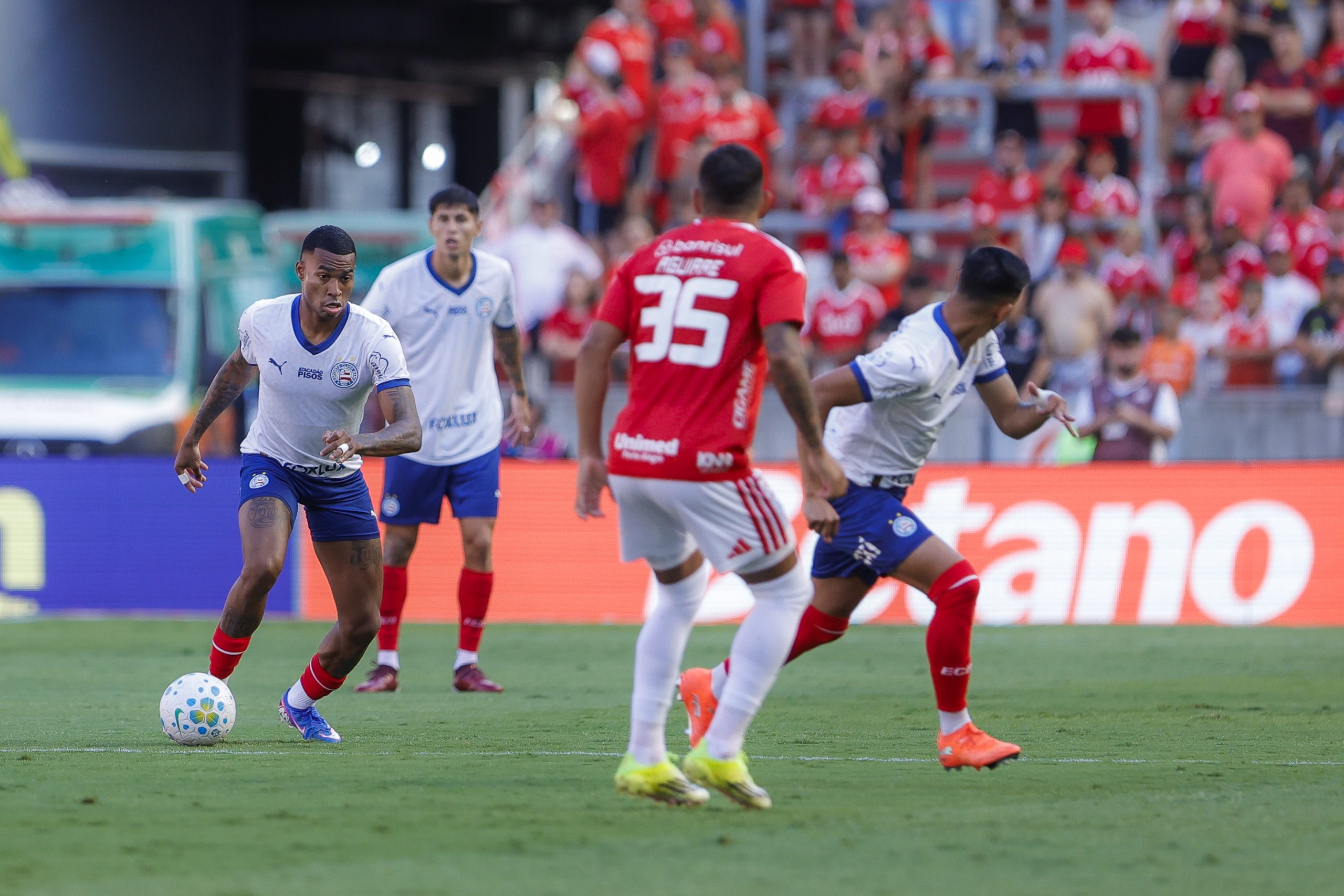 Inter perde no Beira-Rio, torcedores tentam invadir o gramado e crise se aprofunda no Brasileirão