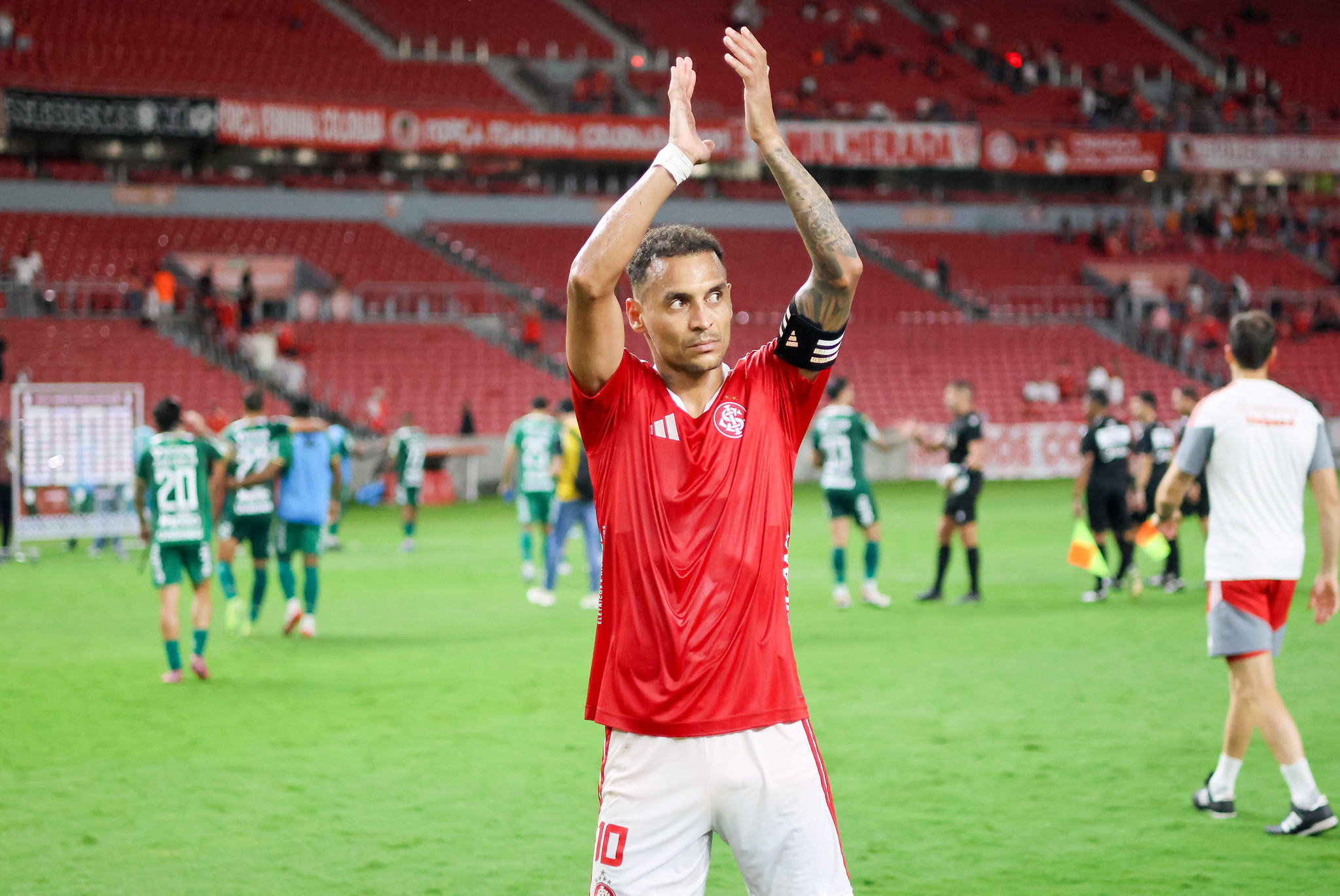 Inter vence a Chapecoense e sai da zona de rebaixamento