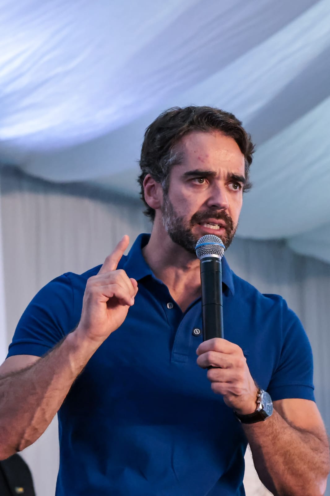 Leite se diz pronto para liderar projeto nacional e afirma: “Não abracei nem Lula nem Bolsonaro”