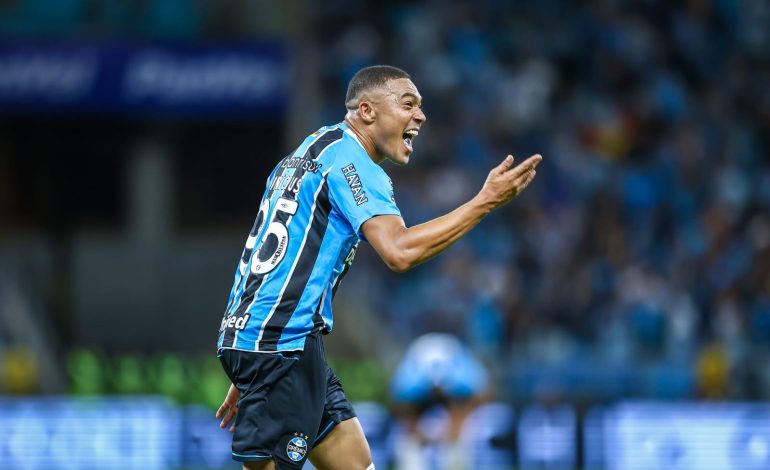 Grêmio inicia negociação para renovar contrato com Carlos Vinícius