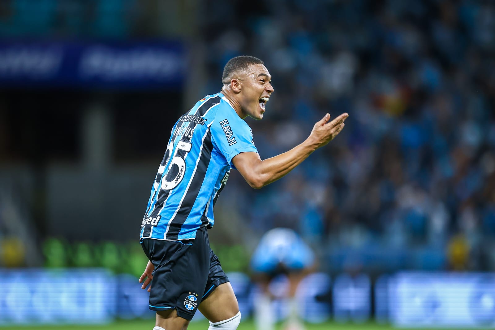 Grêmio inicia negociação para renovar contrato com Carlos Vinícius