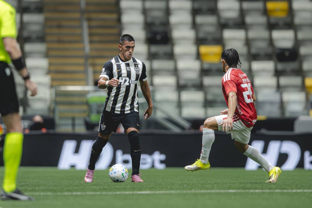 Inter cria chances, mas perde para o Atlético-MG e continua no Z-4
