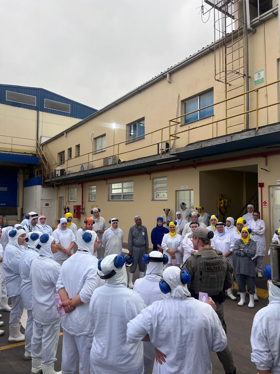 Brigada Militar realiza palestra sobre violência doméstica em empresa de Roca Sales