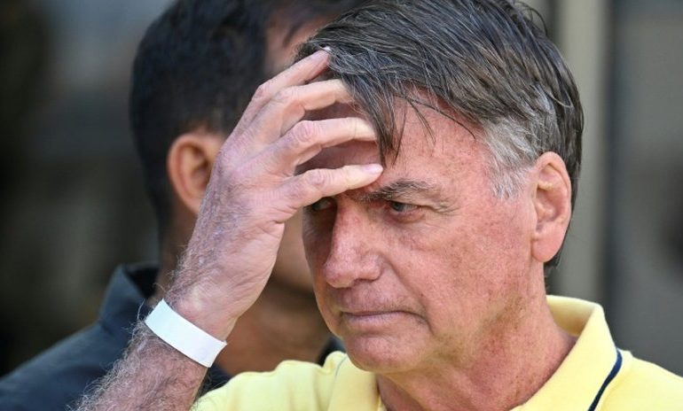 Bolsonaro é diagnosticado com broncopneumonia