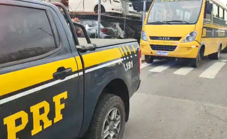 PRF flagra ônibus escolar com várias irregularidades colocando crianças e adolescentes em risco