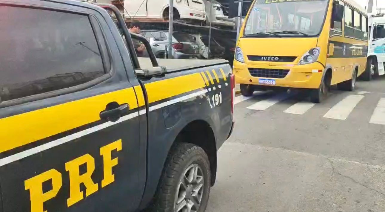 PRF flagra ônibus escolar com várias irregularidades colocando crianças e adolescentes em risco