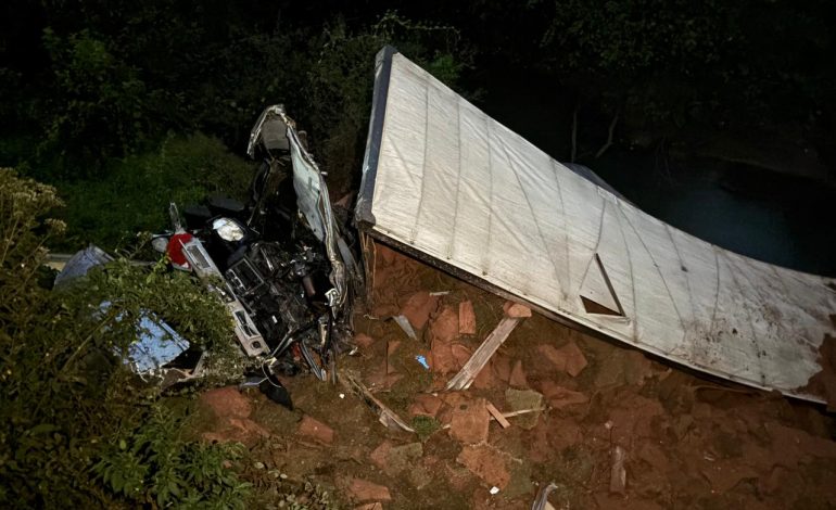 Carreta cai de ponte sobre arroio na BR-386, em Estrela