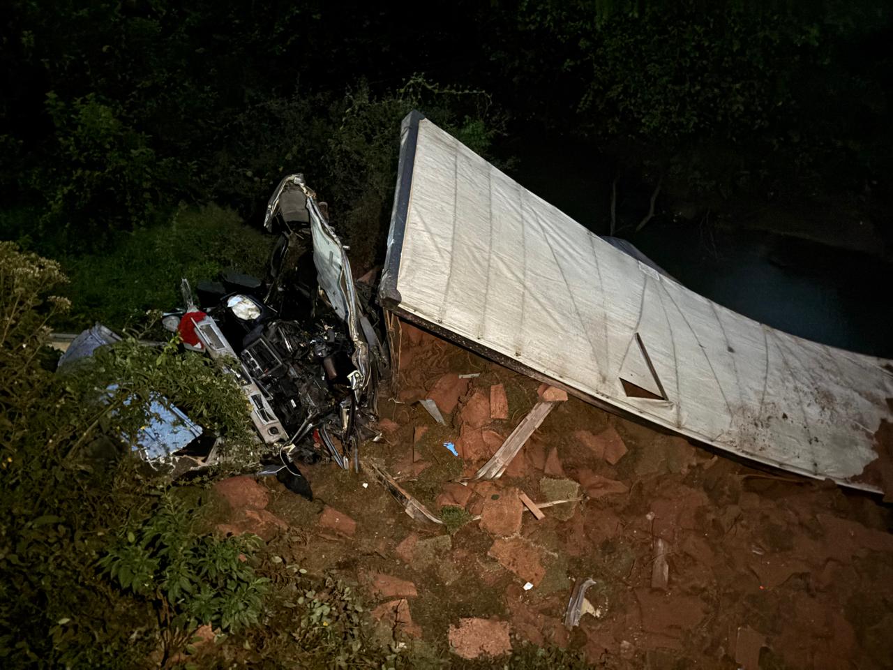 Carreta cai de ponte sobre arroio na BR-386, em Estrela