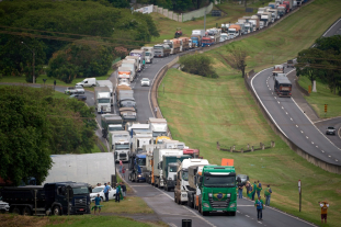 Caminhoneiros articulam paralisação nacional por alta do diesel