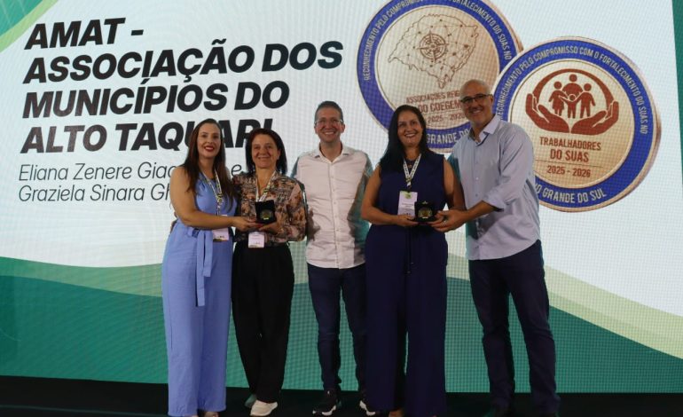 Profissionais de Roca Sales participam de seminário estadual e assistente social recebe homenagem
