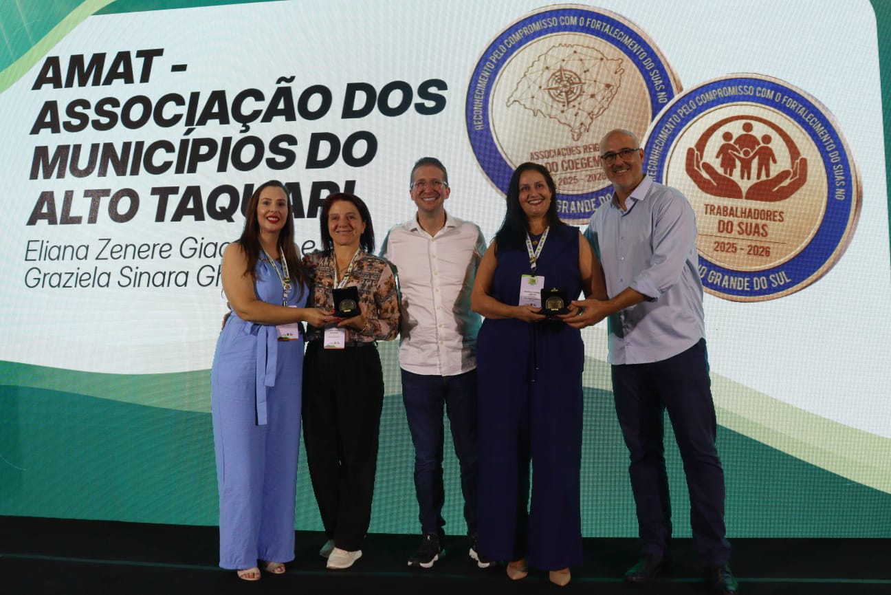 Profissionais de Roca Sales participam de seminário estadual e assistente social recebe homenagem