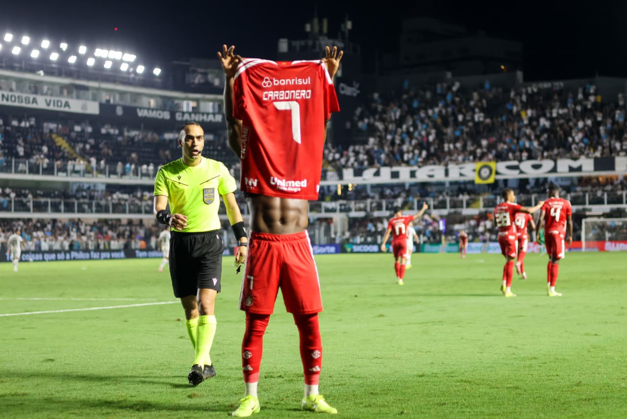 Inter vence o Santos na Vila com gol nos acréscimos e conquista primeira vitória no Brasileirão