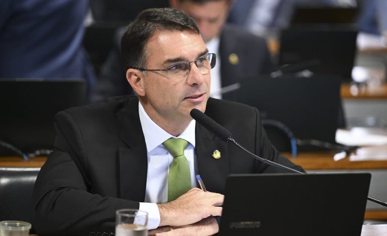 Pesquisa indica avanço de Flávio Bolsonaro no RS sem Eduardo Leite na disputa