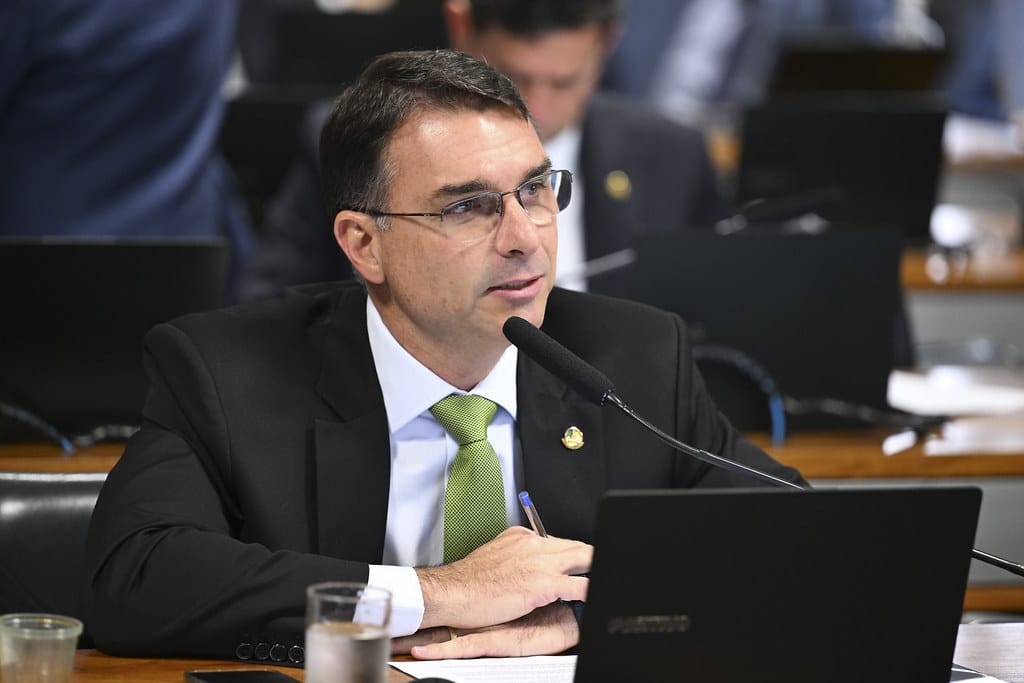 Pesquisa indica avanço de Flávio Bolsonaro no RS sem Eduardo Leite na disputa