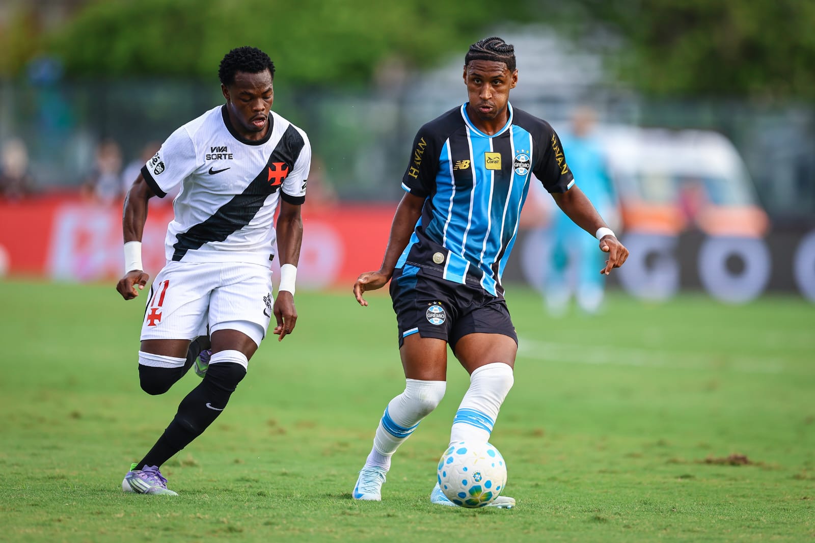 Grêmio perde para o Vasco e segue sem vencer fora de casa no Brasileirão