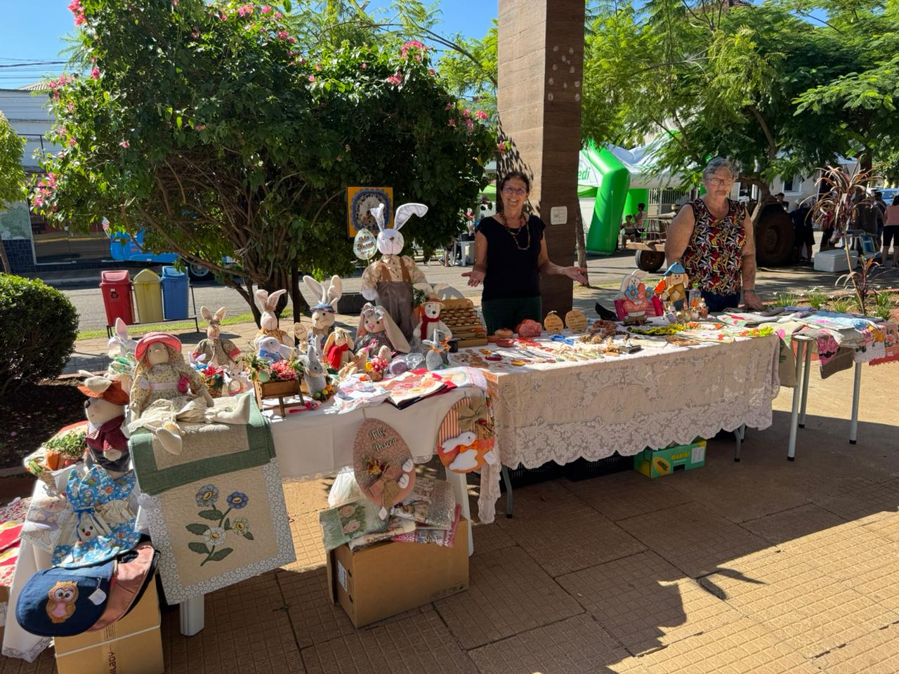 Feira de Páscoa reúne grande público na Praça Júlio Lengler em Roca Sales