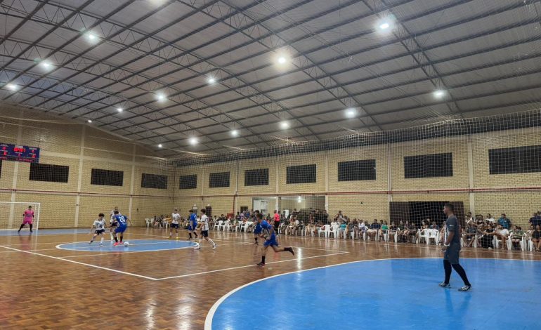 Municipal de Futsal começa com ginásio lotado em Relvado