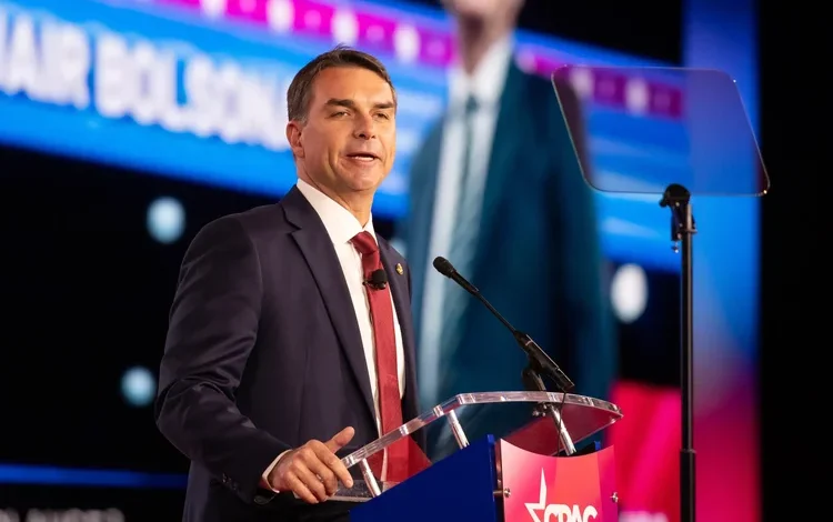 Flávio Bolsonaro afirma que Brasil pode ser chave para fornecimento de terras raras aos EUA