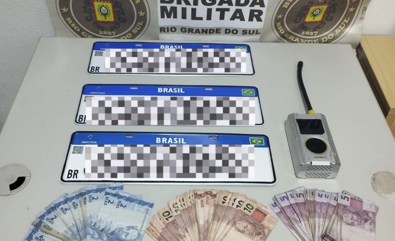 Brigada Militar prende dupla após abordagem a veículo