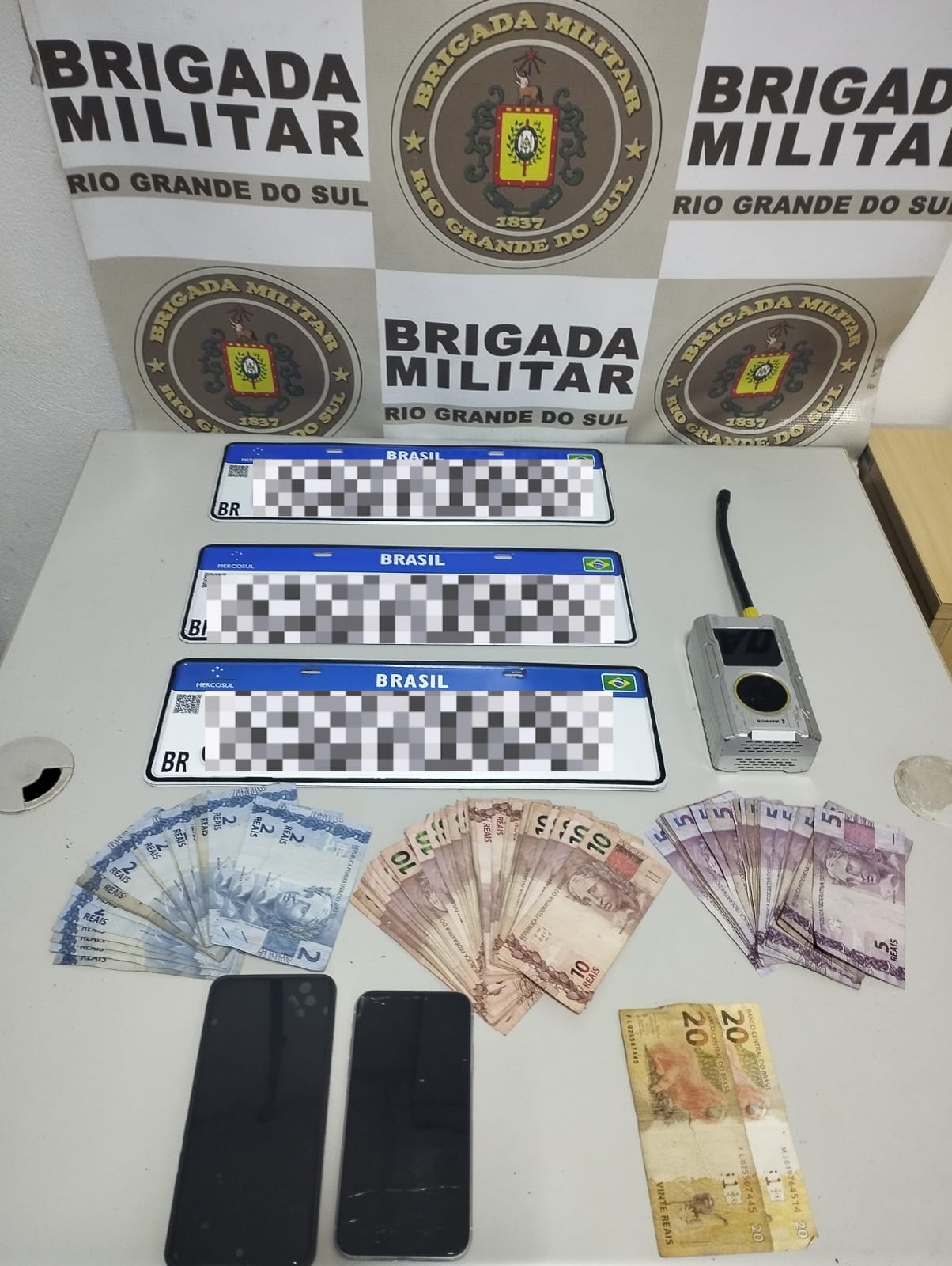 Brigada Militar prende dupla após abordagem a veículo