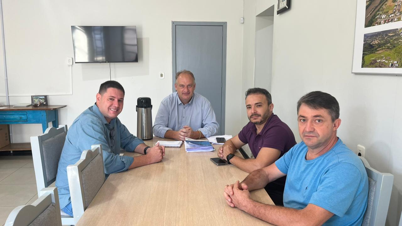 Prefeito de Roca Sales recebe representantes da Corsan para tratar de plano de contingência e melhorias no abastecimento de água