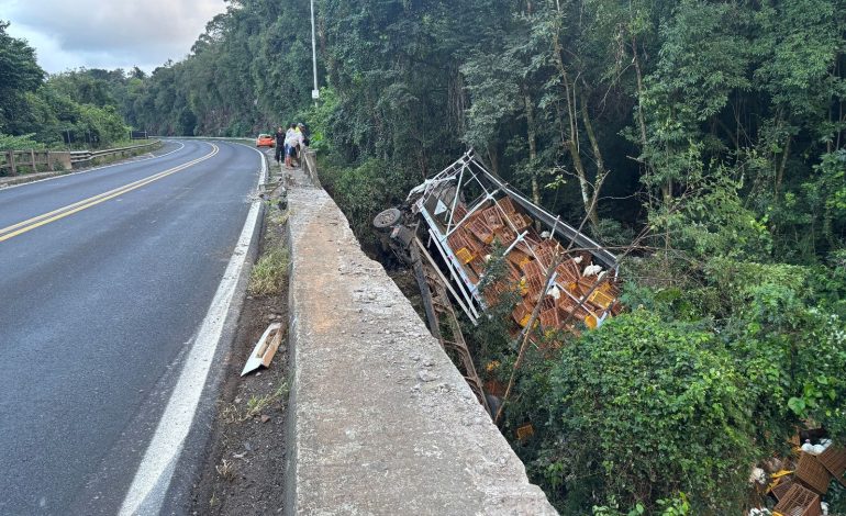 Caminhão cai de ponte na BR-386 e motorista aguarda mais de uma hora por socorro em Marques de Souza