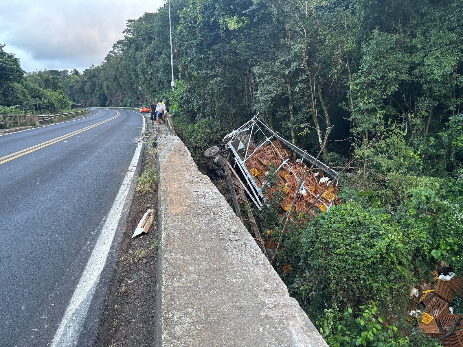 Caminhão cai de ponte na BR-386 e motorista aguarda mais de uma hora por socorro em Marques de Souza