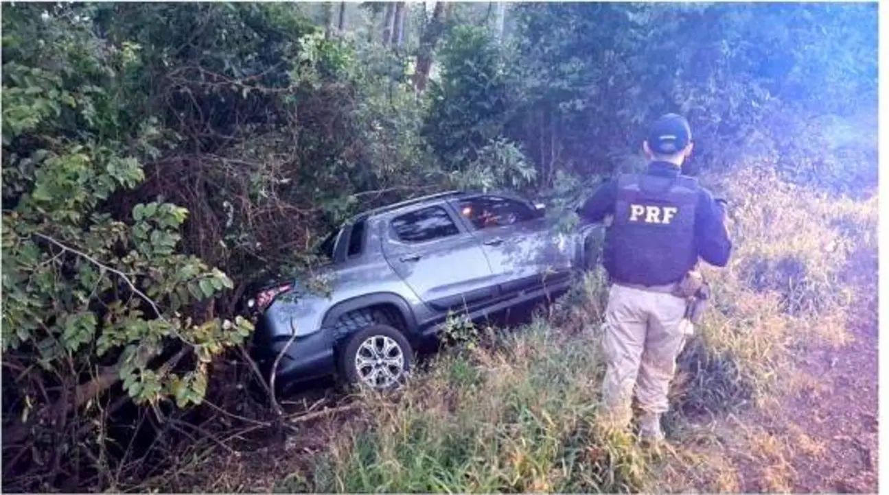 Motorista de 66 anos é preso por embriaguez após tombar caminhonete na BR-287