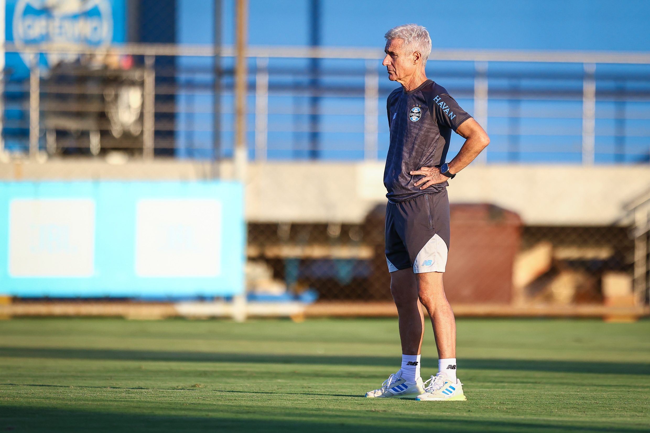 Presidente do Grêmio banca Luís Castro e define 2026 como “ano de travessia”