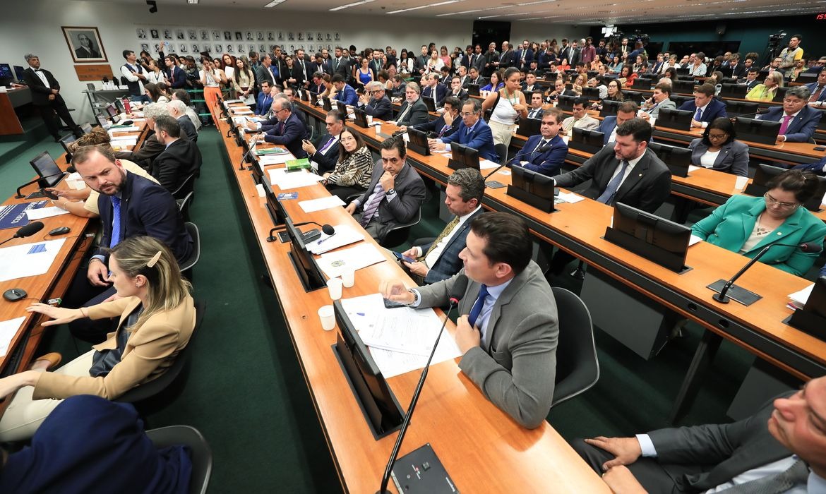 CCJ da Câmara retoma análise de proposta que prevê fim da escala 6×1 nesta quarta-feira