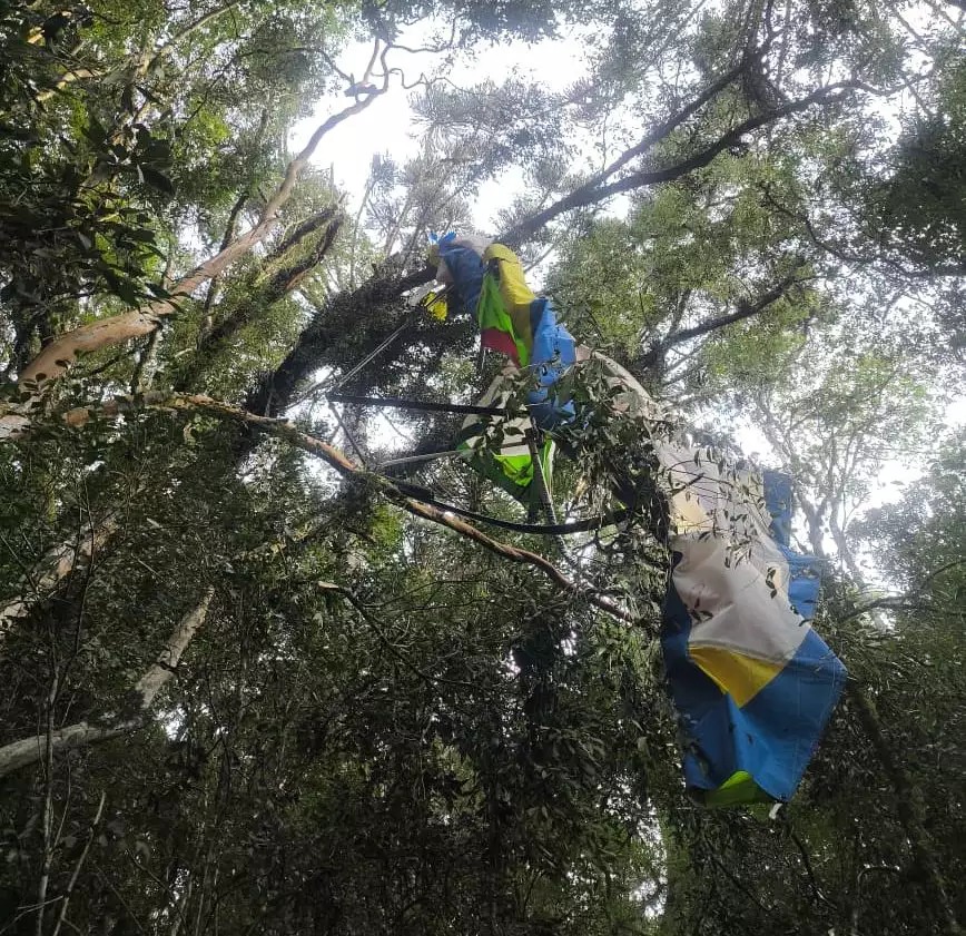 Ultraleve cai em área de mata e mata piloto em Guaporé