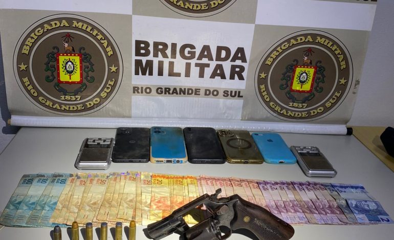 Brigada Militar prende três pessoas por tráfico de drogas e porte ilegal de arma em Encantado