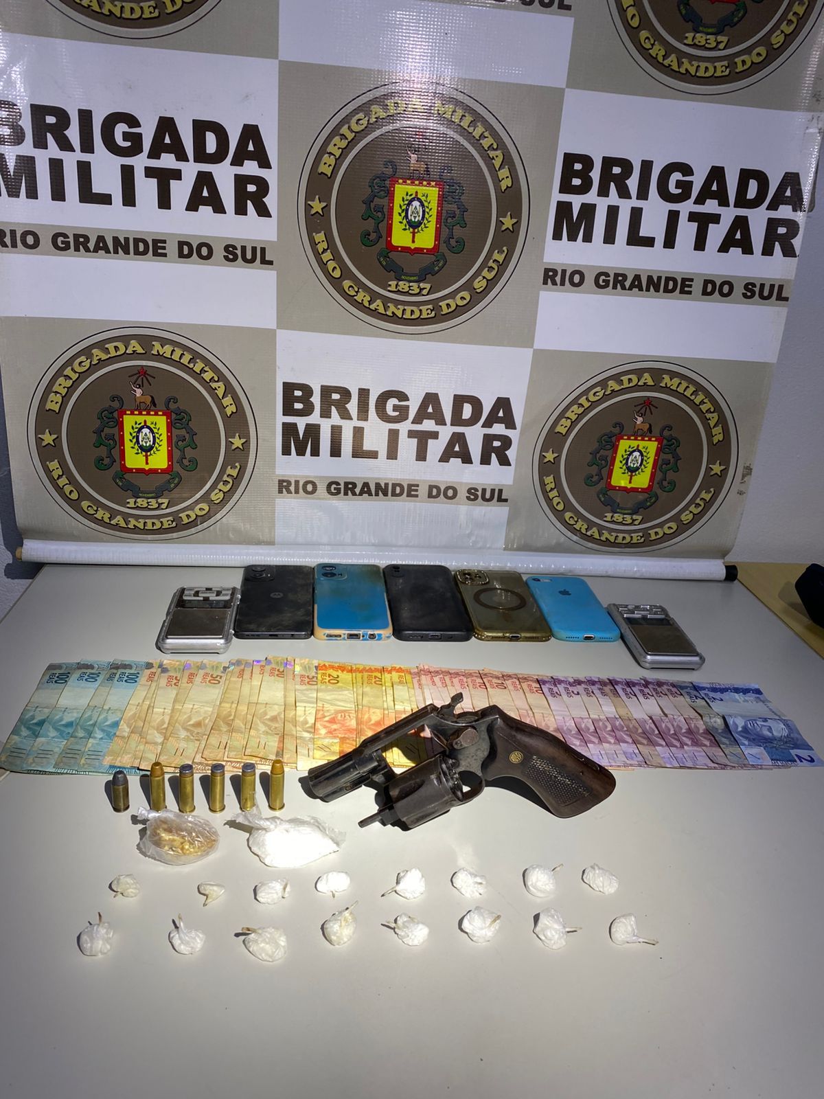 Brigada Militar prende três pessoas por tráfico de drogas e porte ilegal de arma em Encantado