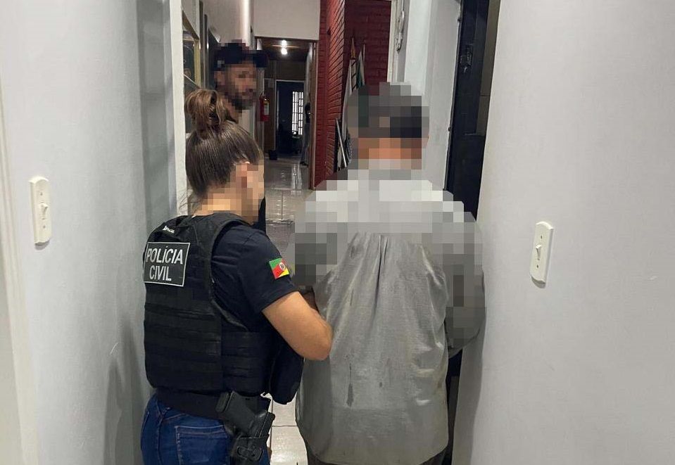 Após quase duas décadas foragido, homem é preso por estupro de enteadas