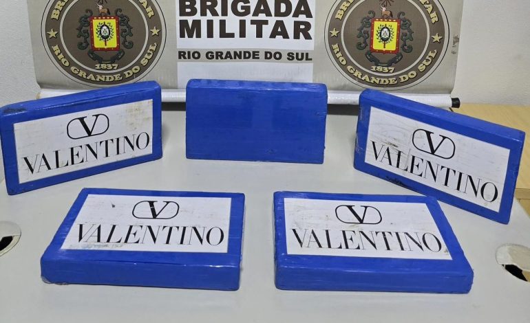Força Tática apreende mais de 5 quilos de cocaína e prende homem após perseguição na RSC-453