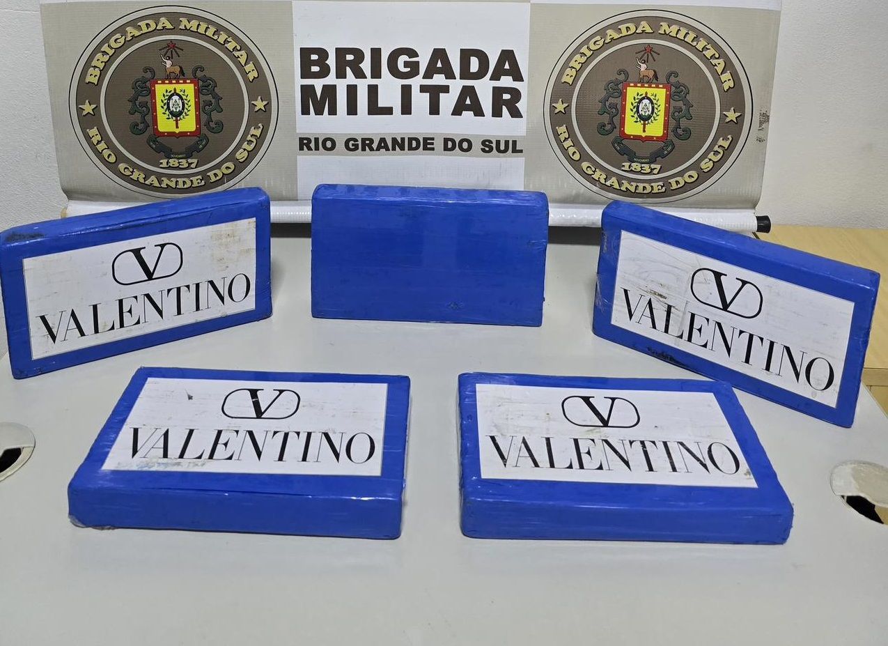 Força Tática apreende mais de 5 quilos de cocaína e prende homem após perseguição na RSC-453