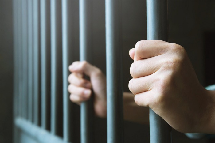 Homem com extensa ficha criminal é preso após tentar avançar contra policiais