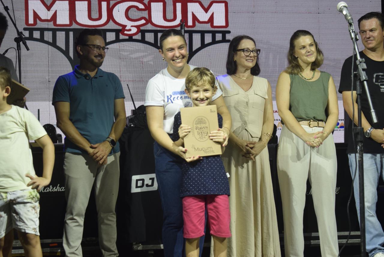 Muçum investe na formação de identidade nas escolas com lançamento de livro didático sobre a história do município