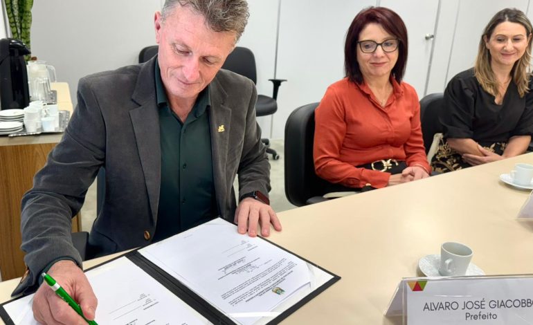 Doutor Ricardo firma convênio com o Estado para construção de 28 moradias
