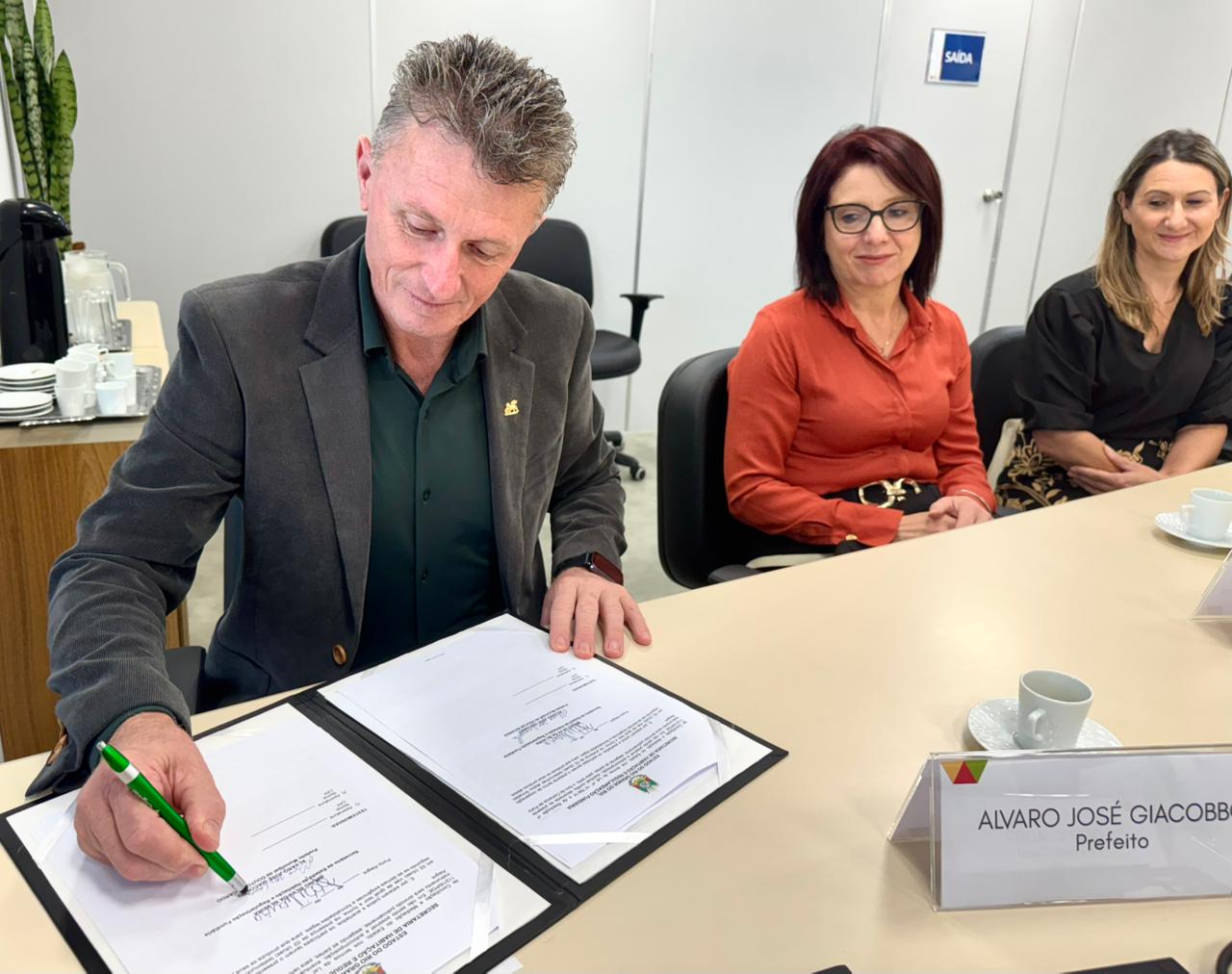 Doutor Ricardo firma convênio com o Estado para construção de 28 moradias