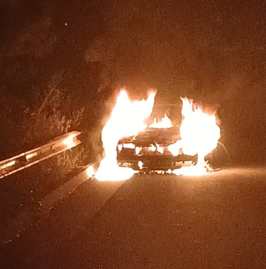 Veículo é destruído por incêndio na ERS-153 em Barros Cassal
