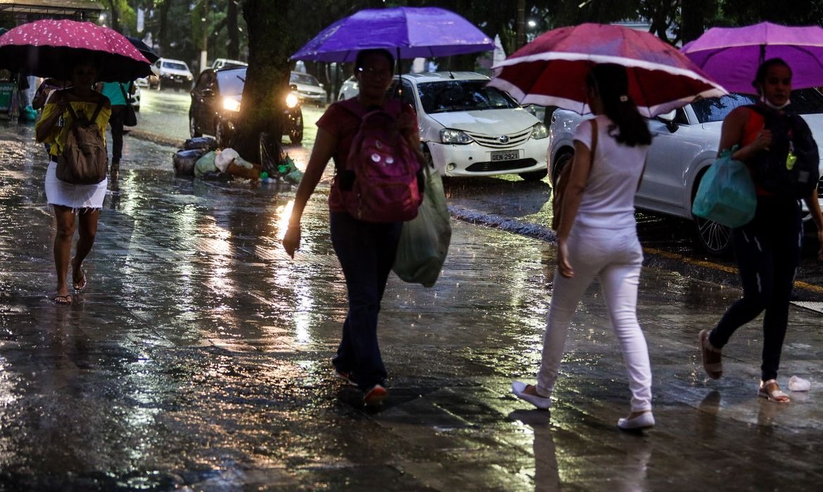 Belém decreta emergência após fortes chuvas e alagamentos na capital paraense
