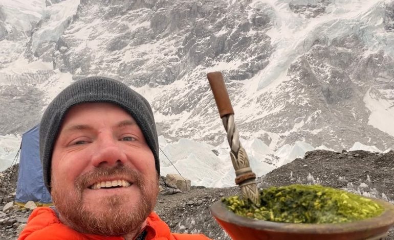 Gelo bloqueia rota e dificulta avanço de Roberto Lucchese no Monte Everest