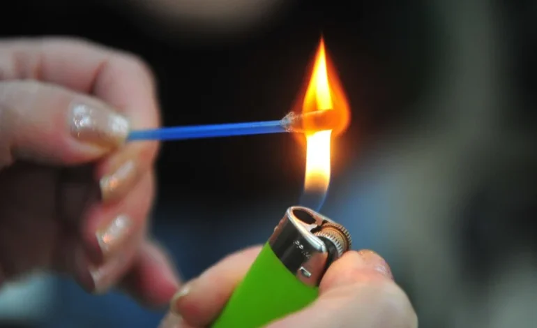 Moda perigosa: prática de “fumar cotonete” preocupa especialistas e acende alerta à saúde