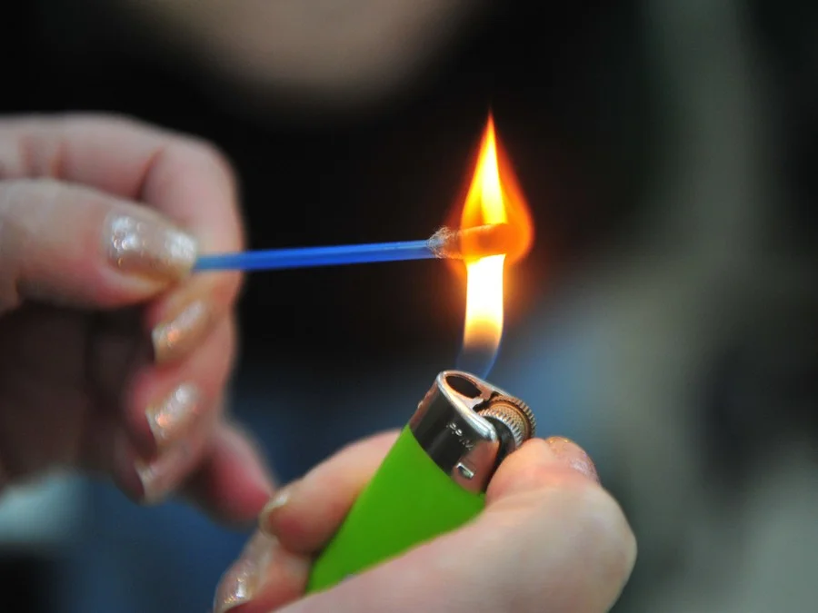 Moda perigosa: prática de “fumar cotonete” preocupa especialistas e acende alerta à saúde