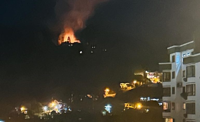 Fogo em área de mato no Morro dos Calvi mobiliza bombeiros